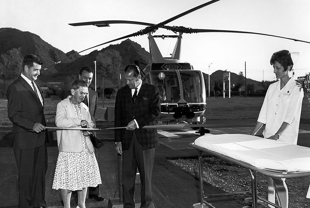 https://www.phoenixmag.com/wp-content/uploads/2012/04/PHM0412_Helen-cuts-ribbon2-1070x720.jpg