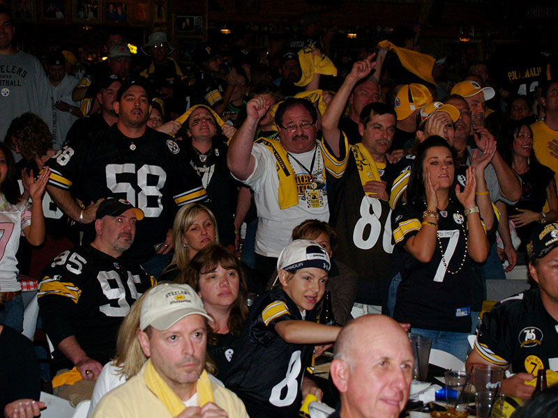 Super-Bowl-2009---Steelers-fans-at-Haorlds-Cave-Creek-Corral---3