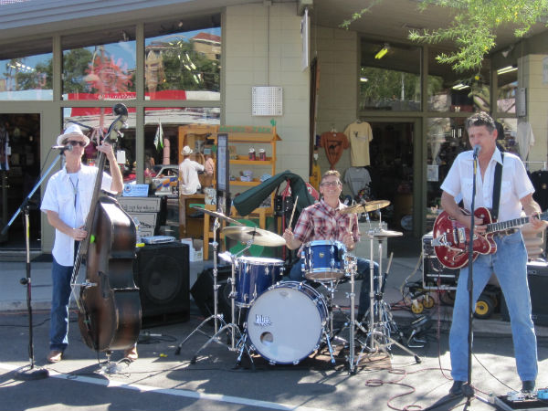 The Fibes play live