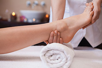 https://www.phoenixmag.com/wp-content/uploads/2015/11/honorhealth-essential-touch-foot-massage.jpg