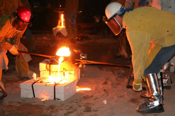https://www.phoenixmag.com/wp-content/uploads/2015/11/ironpour2600.jpg