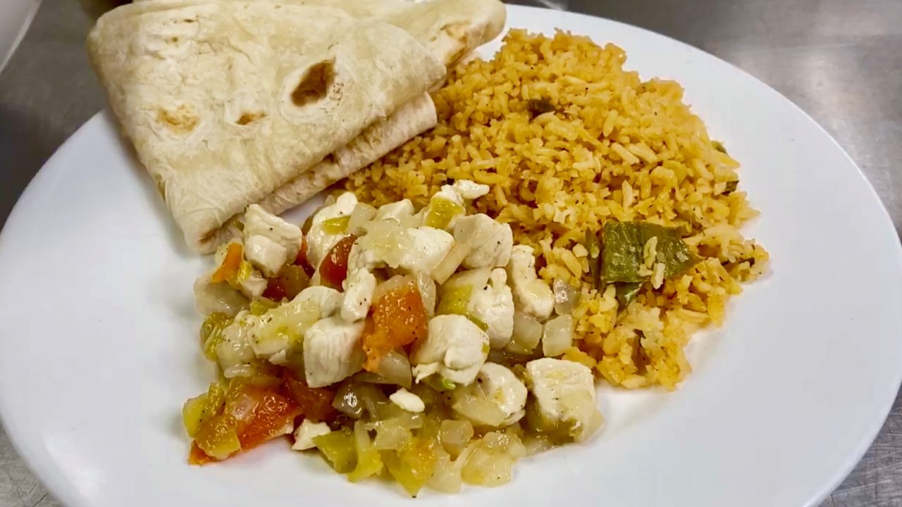 https://www.phoenixmag.com/wp-content/uploads/2020/07/Pollo-Ranchera-1280x720.jpg
