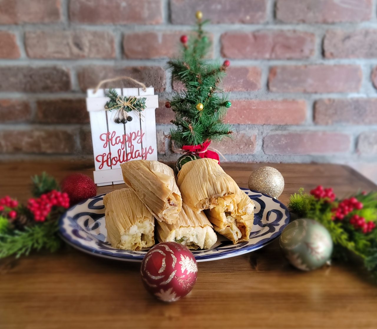 https://www.phoenixmag.com/wp-content/uploads/2020/12/Los-Sombreros-Tamales-cropped-1280x1118.jpg