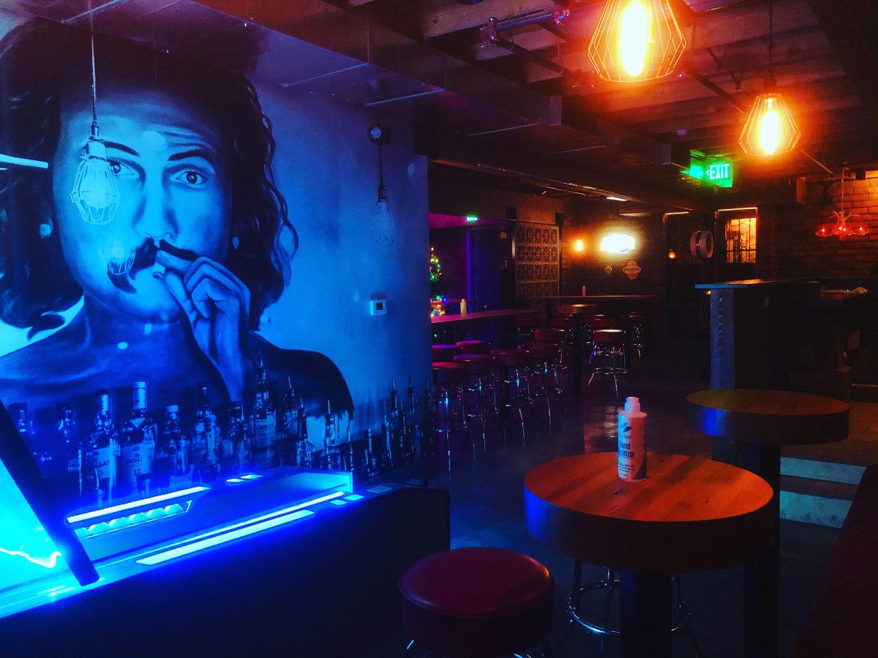 https://www.phoenixmag.com/wp-content/uploads/2021/01/LuckysIndoorOutdoor_Night2-1-1280x960.jpg