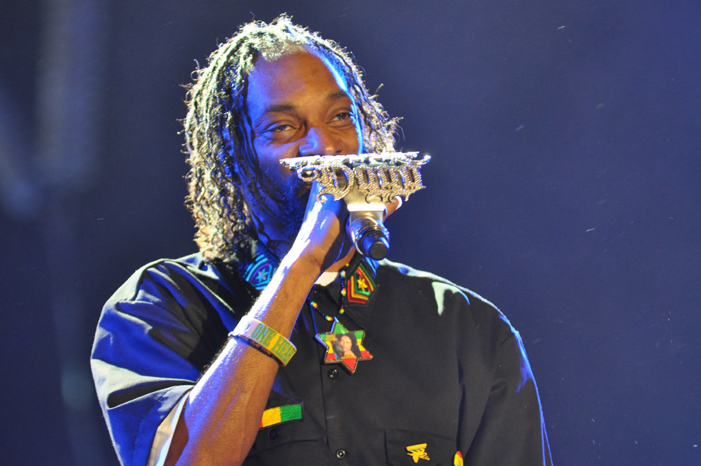 https://www.phoenixmag.com/wp-content/uploads/2021/07/Snoop_Dogg_Jason-Persse.jpg