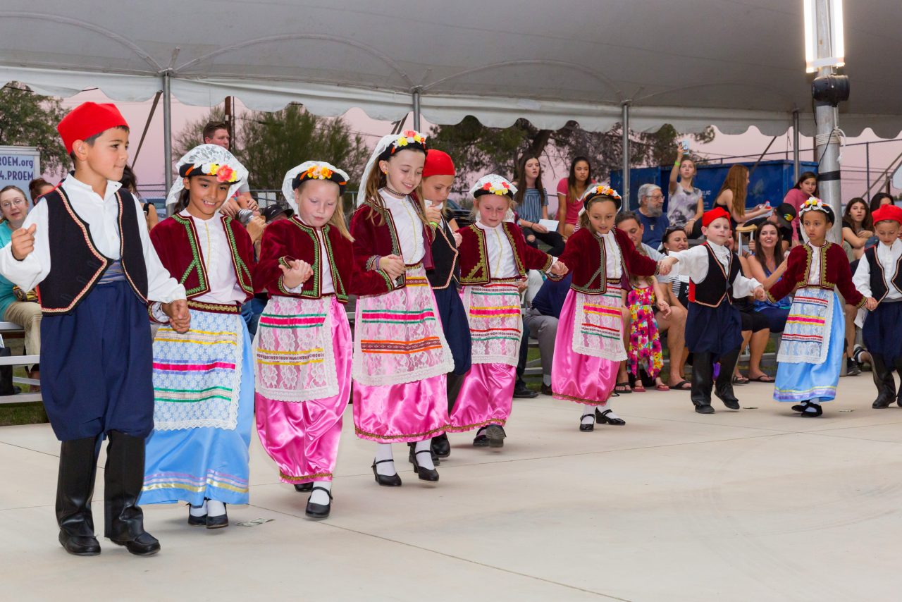 https://www.phoenixmag.com/wp-content/uploads/2021/10/Kids-line-dance-1280x854.jpg