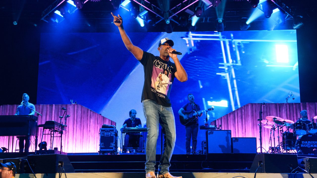 https://www.phoenixmag.com/wp-content/uploads/2022/07/Darius-Rucker-LIVE_Credit-Todd-Chris-Owyoung-4-1280x720.jpg