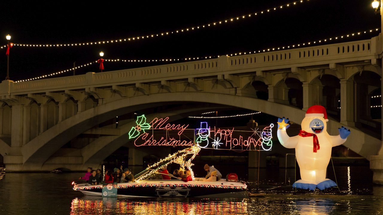 https://www.phoenixmag.com/wp-content/uploads/2022/11/Fantasy-of-Lights-Boat-Parade-28-1280x720.jpg