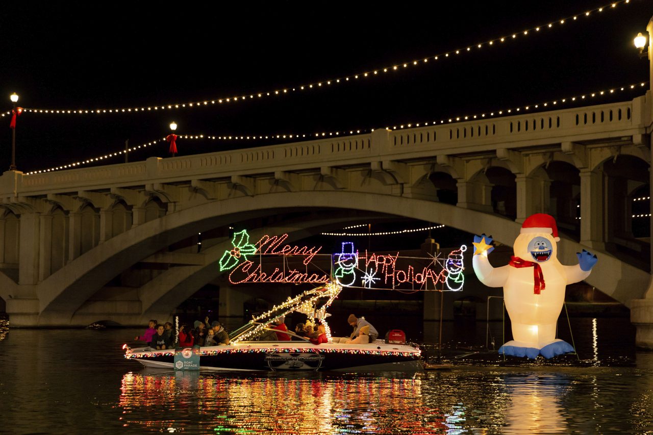 https://www.phoenixmag.com/wp-content/uploads/2022/11/Fantasy-of-Lights-Boat-Parade-28-1280x853.jpg