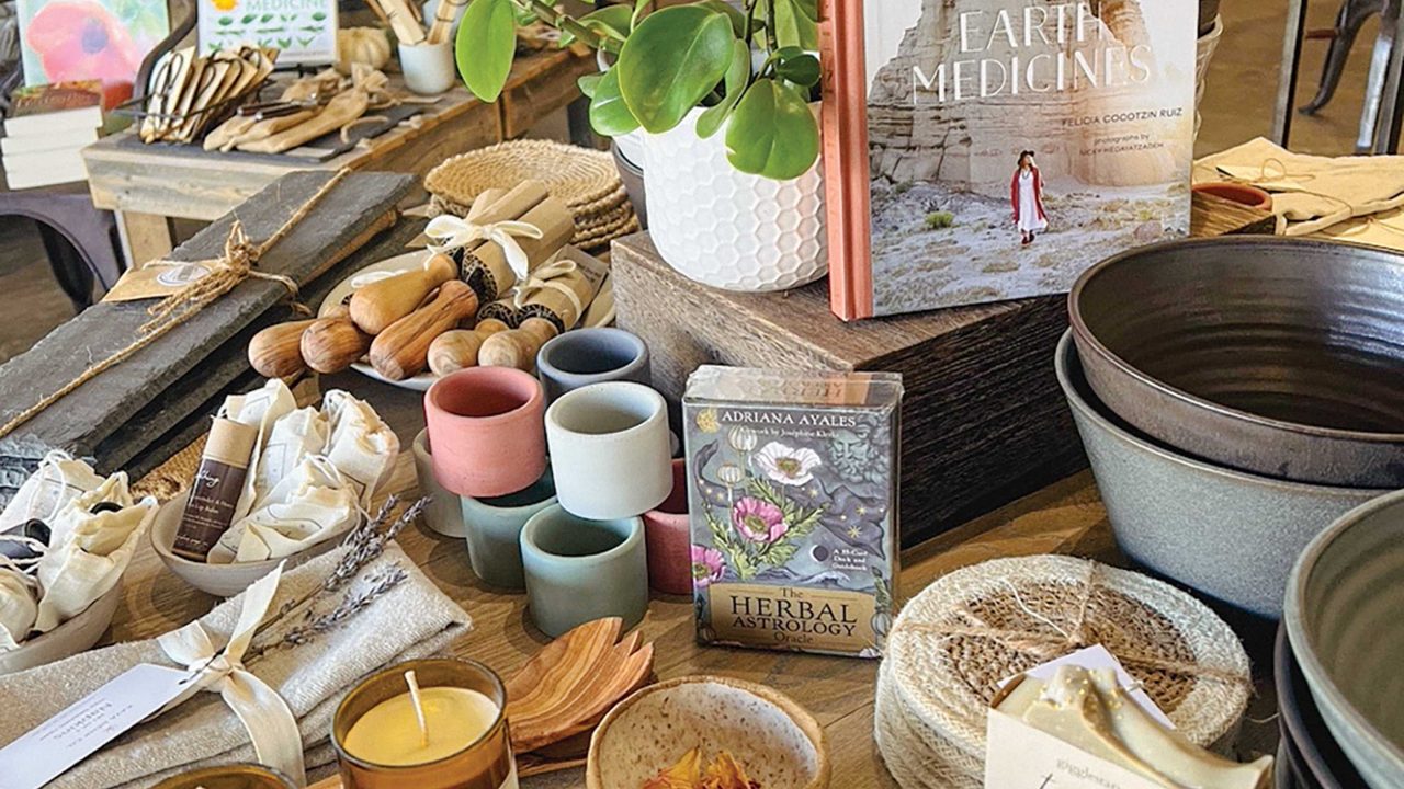 https://www.phoenixmag.com/wp-content/uploads/2023/10/kaya-holistic-1280x720.jpg