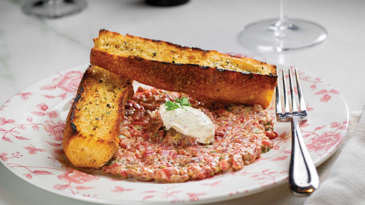 https://www.phoenixmag.com/wp-content/uploads/2024/05/le-ame-steak-tartare-1280x720.jpg