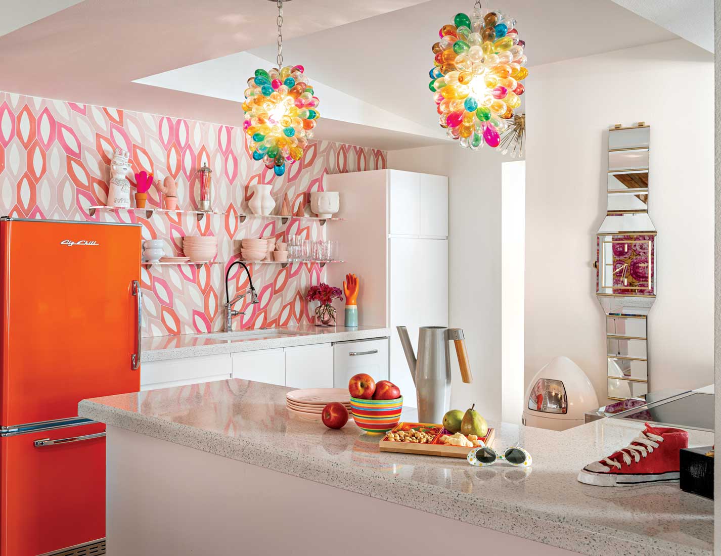 Buckingham maintained a midcentury sensibility in the kitchen through the use of retro-inspired appliances and bubbly lighting fixtures. Buckingham maintained a midcentury sensibility in the kitchen through the use of retro-inspired appliances and bubbly lighting fixtures.